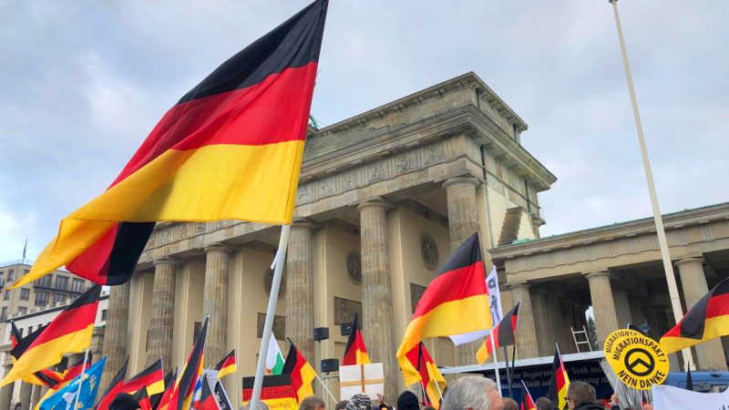 Bei Auftakt gegen den Migrationspakt: 1000 Demonstranten singen deutsche Nationalhymne