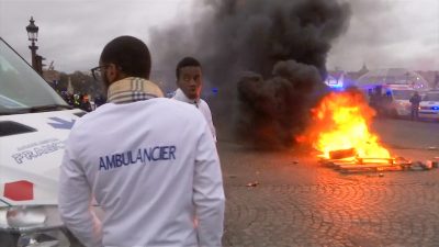 Französische Krankenwagenfahrer protestieren in Paris gegen Reformen