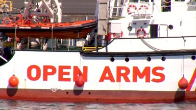Spanisches NGO-Schiff „Open Arms“ mit 121 Migranten an Bord richtet dramatischen Hilfsappell an EU