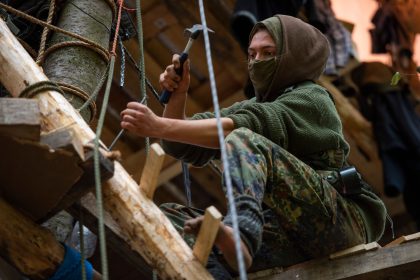 Vermummte schmeißen mit Molotowcocktails und Steinen: Neue Ausschreitungen im Hambacher Forst