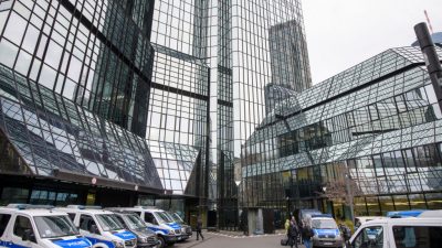Deutsche-Bank-Chef stellt sich nach Razzia vor Mitarbeiter
