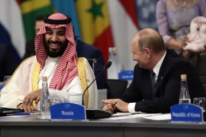 Saudi-Arabiens Kronprinz bei G20-Gipfel herzlich begrüßt - kumpelhaftes Händeklatschen mit Putin erstaunt das Netz