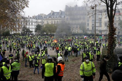 Massiver Polizeieinsatz – Ausschreitungen bei neuen Protesten der “Gelbwesten” in Frankreich