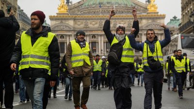 Schweizer Morgenpost fragt: „Paris – Lässt Macron Demonstranten erschießen?“