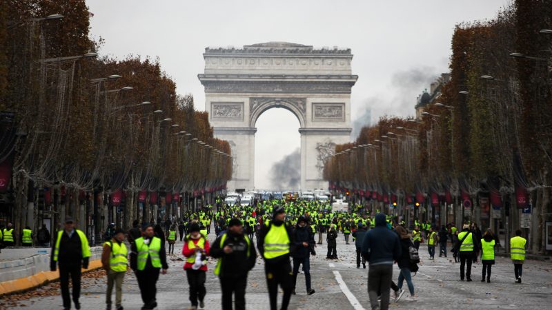 „Auf die Knie!“: Französische Polizei behandelt protestierende Schüler wie Schwerverbrecher