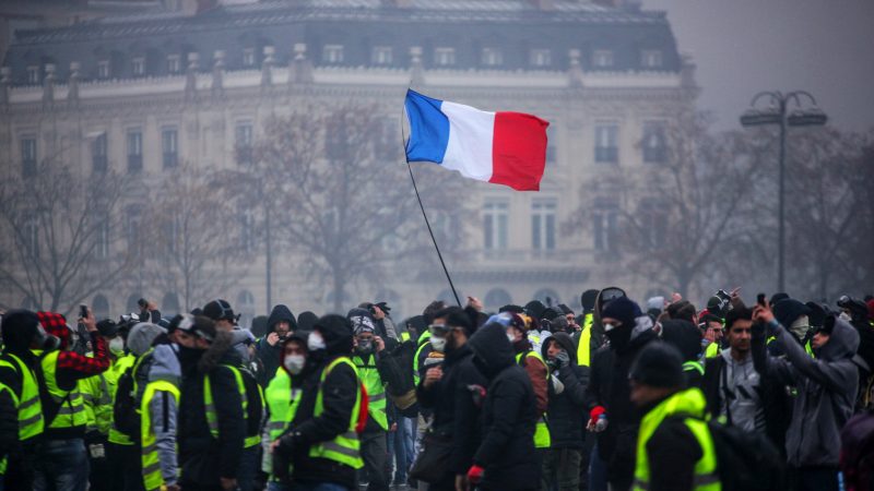 Frankreich: Polizeigewerkschaft solidarisiert sich mit Gelbwesten – „Wir wollen Teil des Volkes sein“ – Rücken Panzer in Paris ein?