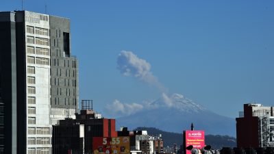 Vulkan in Mexiko spuckt große Rauchwolke aus