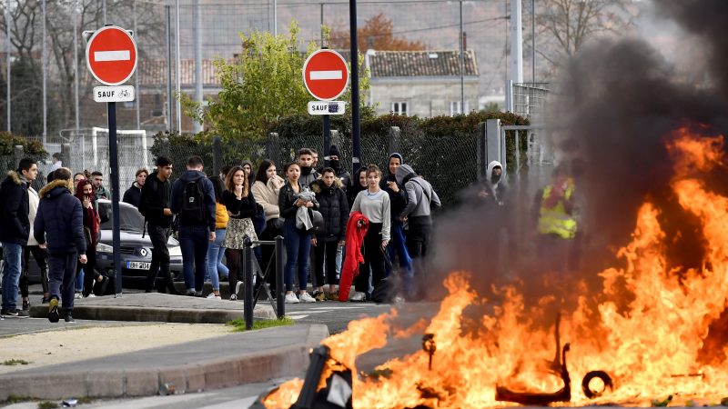 Proteste, Blockaden und Feuer nun auch vermehrt an Frankreichs Schulen