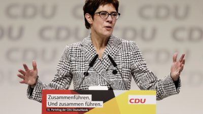 Annegret Kramp-Karrenbauer würde als Kanzlerkandidatin bei Anhängern von SPD und Grünen punkten