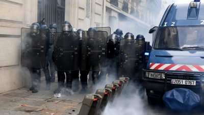 Zusammenstöße in Paris: Polizei setzt Tränengas gegen „Gelbwesten“ ein