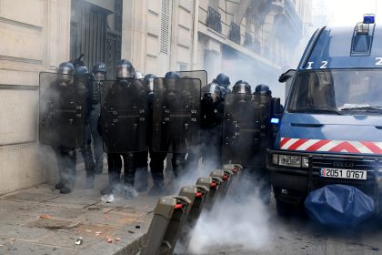 Zusammenstöße in Paris: Polizei setzt Tränengas gegen „Gelbwesten“ ein