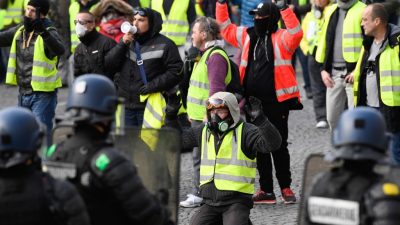 Pariser „Gelbwesten“ knien vor der Polizei: Zeichen der Verbundenheit mit bestraften Schülern