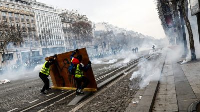 Mindestens 135 Verletzte bei „Gelbwesten“-Protesten in Frankreich