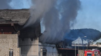 Feuerwehrleute bekämpfen Großbrand in Mülldeponie bei Rom