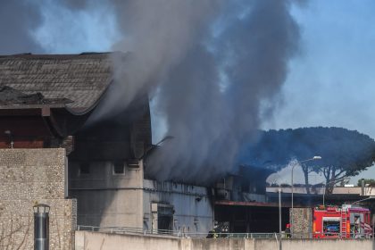 Feuerwehrleute bekämpfen Großbrand in Mülldeponie bei Rom