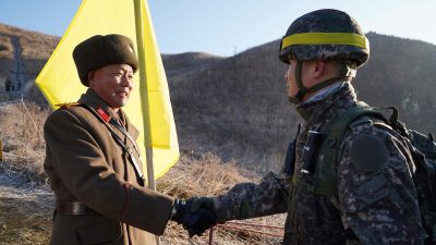 Nord- und südkoreanische Soldaten überqueren erstmals friedlich die Grenze