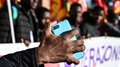 Auswertung von Asylbewerber-Handys überführt nur Wenige – Linke beklagt Eingriff in Privatsphäre von „Geflüchteten“