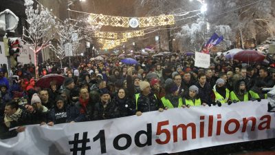 Serben demonstrieren erneut gegen die Regierung