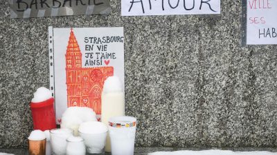 Bewegende Trauerkundgebung für Anschlagsopfer in Straßburg