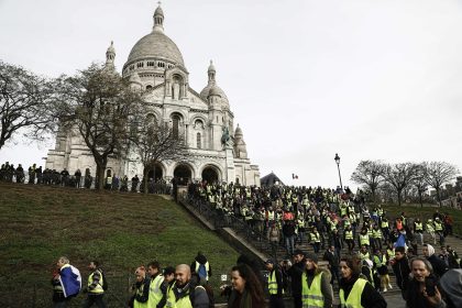 22. Dezember in Paris: Polizist zieht seine Waffe – Festnahmen bei “Gelbwesten”-Protesten in Frankreich