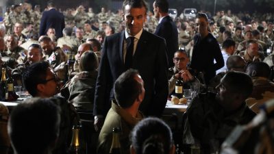 Champagner für französische Soldaten: Macron besucht Regiment im Tschad