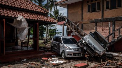Sintflutartiger Regen erschwert Hilfsarbeiten nach Tsunami in Indonesien