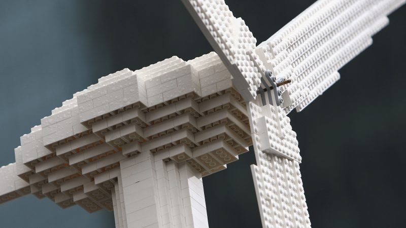 Spielwarenhersteller entdecken Bio: Lego will mit Windkraftanlagen punkten, Playmobil bietet Bio-Supermarkt an