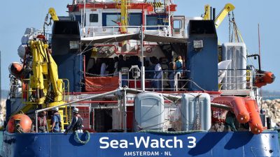 Deutsche selbsternannte „Flüchtlingsretter“ beklagen prekäre Lage an Bord ihrer Schiffe