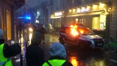 Ausschreitungen in Paris: Polizeiauto wird verschrottet