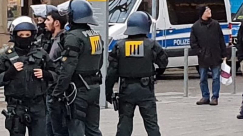 Stuttgart: Anschlag auf AfD-Politiker nach Kundgebung – Polizei ermittelt wegen versuchten Totschlags