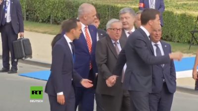 EU-Afrika-Gipfel in Wien: Schwankender Juncker benötigt erneut Hilfe