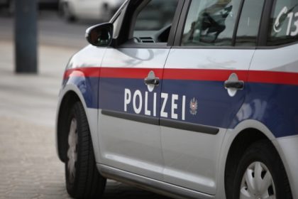 Großeinsatz in Wien nach Beziehungsstreit: Junge Serbin (21) rastet aus – Tobender Mob geht auf Einsatzkräfte los