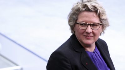 Umweltministerin für „sozial abgefederte“ CO2-Steuer