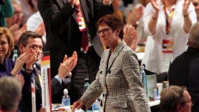 Altkanzler Schröder hält AKK-Wahl für „einen Fehler“