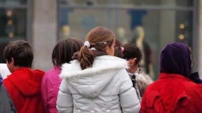 Düsseldorf-Bilk: Zwei Mädchen (10, 13) sexuell belästigt – Fahndung nach Tätern läuft – Polizei bittet um Hinweise