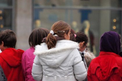 Düsseldorf-Bilk: Zwei Mädchen (10, 13) sexuell belästigt – Fahndung nach Tätern läuft – Polizei bittet um Hinweise