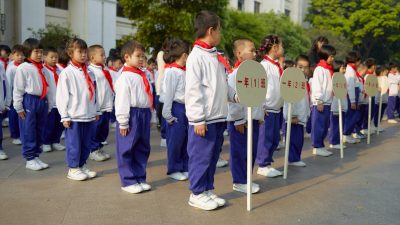 Chinesische Schulen überwachen Schüler mittels Chips in der Schuluniform