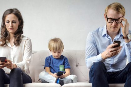 Drogenbeauftragte ruft Familien zu smartphonefreiem Weihnachtsfest auf – auch die Eltern sollten Technik weglegen