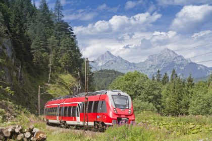Österreich: Triebwagenführer verhindert Zugentgleisung – Asylbewerber hatten Hindernisse aufs Gleisbett gelegt