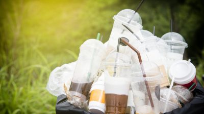 Getränkebecher und Chipstüten: Bundestag hat Abgabe für Hersteller von Einwegplastik beschlossen