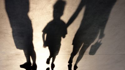 Entmündigung der Eltern: wikiHow-Ratgeber gibt Anweisung, wie Kinder ihre Eltern gegen Rassismus erziehen sollen