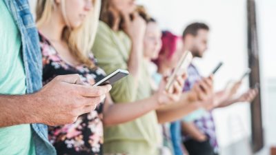 Mecklenburg-Vorpommern:  Innenminister will WhatsApp und andere Chats strenger überwachen