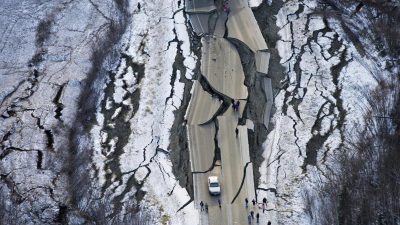 Schweres Erdbeben in Alaska beschädigt Häuser und Straßen