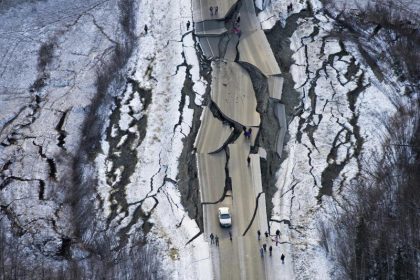 Schweres Erdbeben in Alaska beschädigt Häuser und Straßen