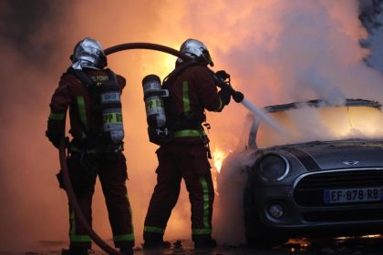 Unbekannte zünden neun Fahrzeuge des Berliner Ordnungsamts Neukölln an