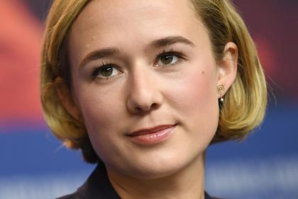 Alba August: Schauspielerei half ihr durch die Schulzeit