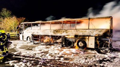 Reisebus brennt aus – Fahrgäste retten sich