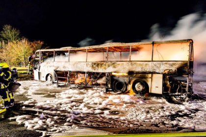 Reisebus brennt aus – Fahrgäste retten sich