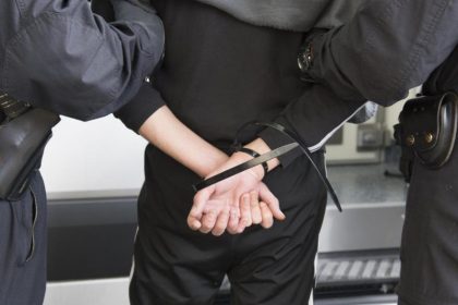 Bundespolizist soll Verdächtigen bei Festnahme geschlagen und getreten haben – Staatsanwaltschaft ermittelt
