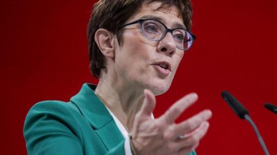 Kramp-Karrenbauer will keinen Ministerposten im Kabinett von Kanzlerin Merkel